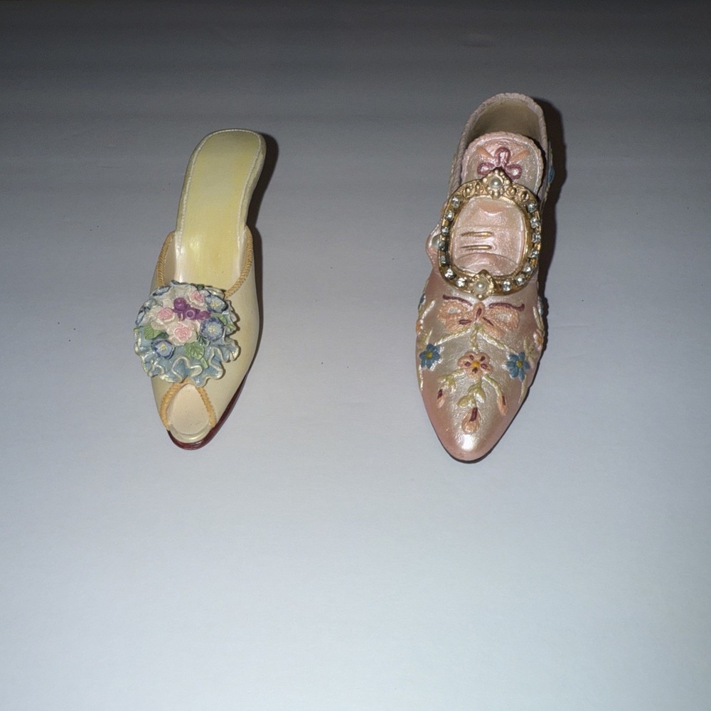 Lot of 2 Nostalgia "If the Shoe Fits" Embellished Shoe Figurines‎